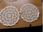 N° 2 SOTTOBICCHIERI FATTI A MANO DA CM. 13 IN COTONE DI COLOR BEIGE nuovo.