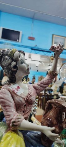 Statua Donna in Abiti Tradizionali con Brocca e Fiori – 25237 - Foto 2