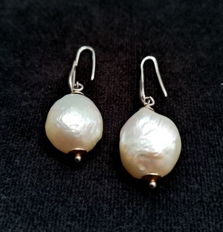 BELLISSIMI ORECCHINI PENDENTI CON GRANDE PERLA SCARAMAZZA E ARGENTO. - Foto 10