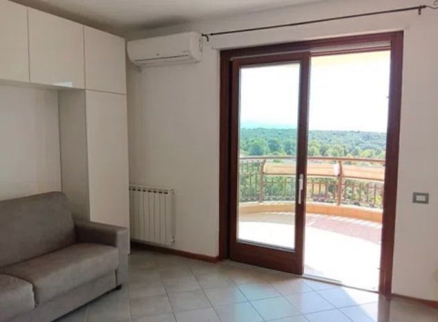 POMEZIA MONOLOCALE ARREDATO CON TERRAZZO E POSTO AUTO - Foto 2
