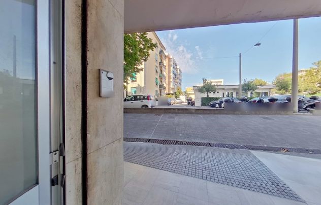 VIALE PETRARCA: Fondo commerciale con 4 vetrine - grande visibilità! - Foto 8