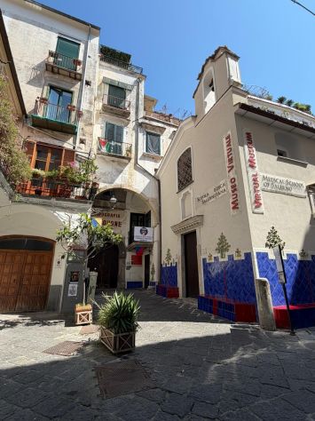 ELEGENTE APPARTAMENTO NEL CENTRO STORICO DI SALERNO