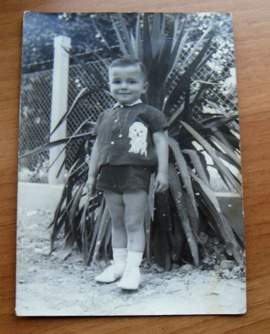 VECCHIA FOTOGRAFIA CARTOLINA - BAMBINO CON MAGLIETTA DISEGNO DI CAGNOLINI -