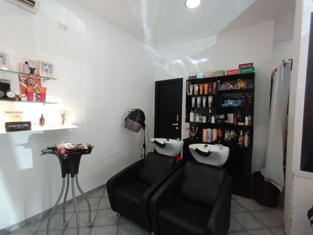 Cedesi Avviato Salone Parrucchiere – Roma EUR / Montagnola – Arredo TIGI, Ottima - Foto 4
