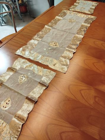 Set per la Tavola - Runner 85x36 cm - Centrini 42x28 cm - Come Nuovo - Foto 3