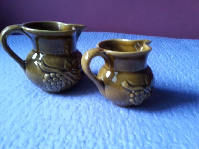 Caraffe in porcellana con rilievi medievali-coppia