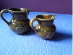 Caraffe in porcellana con rilievi medievali-coppia