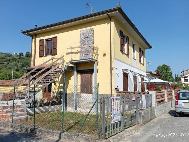 APPARTAMENTO INDIPENDENTE di 4 vani e di 100 mq (CAMAIORE) rif. 1050