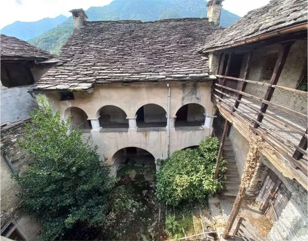 V000457 - ANTICA CASA CON PORTICO
