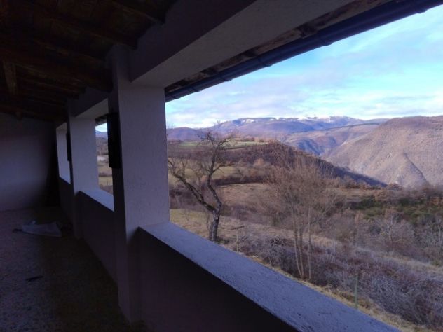 Splendida villa con parco in una panoramica frazione a 4 km da Cascia. - Foto 10