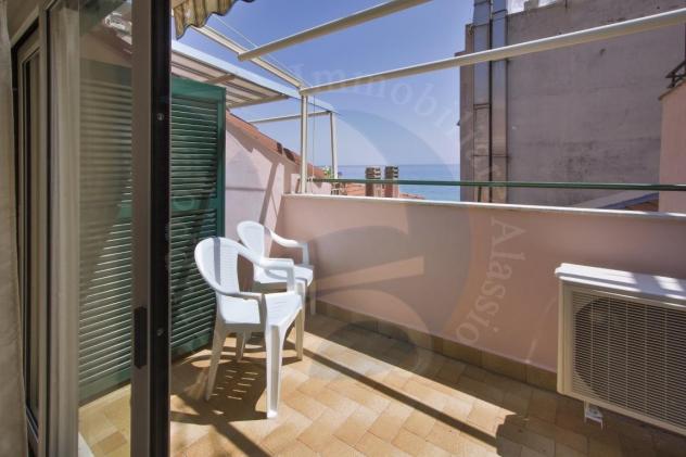 Alassio, ampio bilocale ristrutturato e arredato, con vista mare. - Foto 10