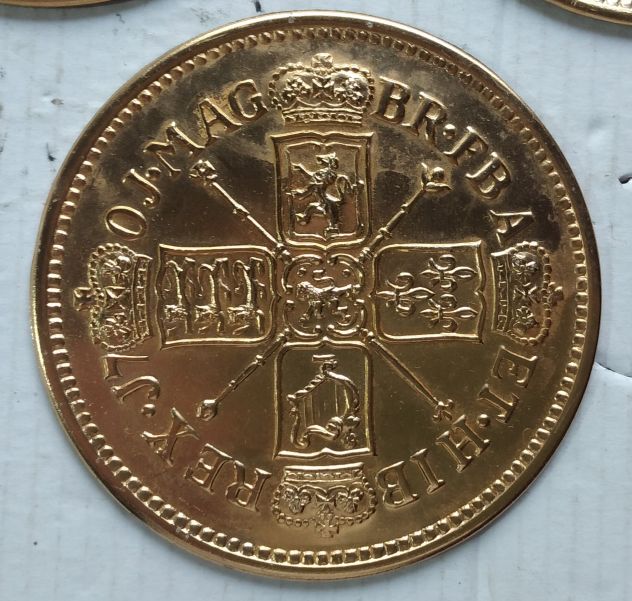 12 PIASTRE METALLICHE CON SIMBOLI DI VECCHIE MONETE - SOTTOBICCHIERI? - Foto 9