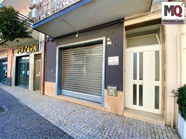 LOCALE COMMERCIALE VIALE MARGHERITA - MONDRAGONE - Rif. F2935 - Foto 2