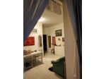 Monolocale in villetta arredato, balcone con veranda e vista giardino