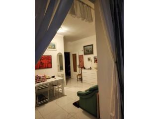 Monolocale in villetta arredato, balcone con veranda e vista giardino