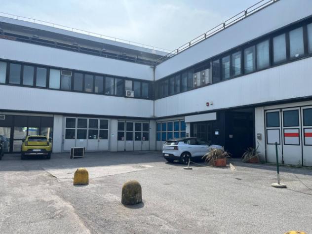 Immobile di 1500 m² con 3 locali in vendita a Brescia