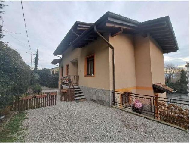 144/2023 7 VA - Appartamento in villetta in asta a Gemonio