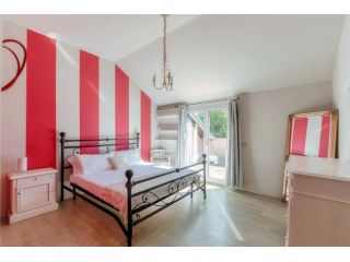 VILLA MARTA - Villa moderna con 4 camere e giardino tra le colline sopra Como