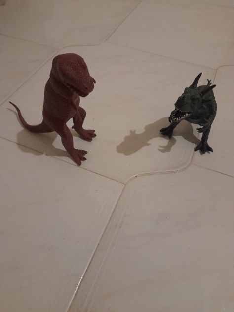 Otto dinosauri e due insetti di plastica rigida, in varie dimensioni differenti. - Foto 4