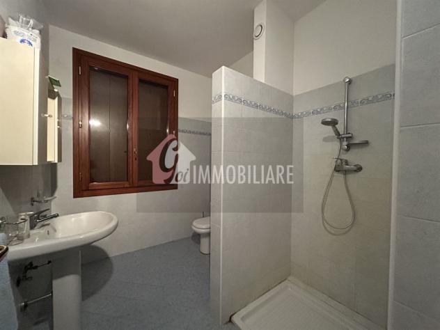 Elegante villa con giardino privato e possibilità bifamiliare - Foto 6