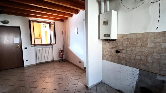 In Caratteristico casale ristrutturato, accattivante appartamento su due livelli con travi a vista. - Foto 11