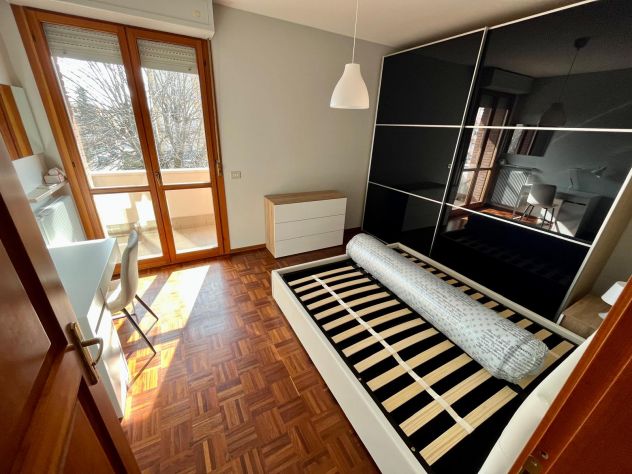 AFFITTASI STANZA SINGOLA CON BALCONE