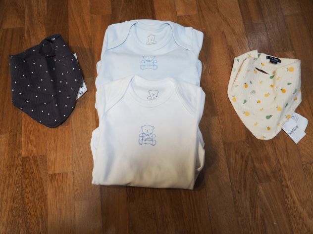 Due body bimbo manica lunga 6-9 mesi e due bavaglini, tutto nuovo
