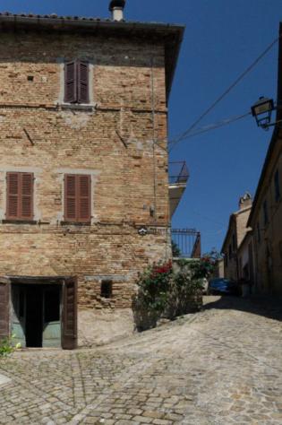 In una cornice tra le più belle della provincia di pesaro - urbino, tra le medie valli del metauro e del cesano proponiamo in vendita nel cuore del bo - Foto 3