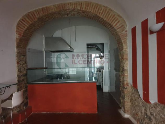 Fondo con canna fumaria in centro storico - Foto 3