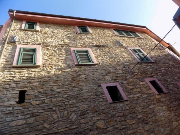 VENDESI A CESIO IN CENTRO PAESE CASA AUTONOMA SU TRE LIVELLI IN PERFETTO STATO - Foto 3