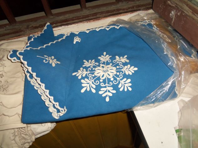 TOVAGLIA RETTANGOLARE  BLU CON RICAMI STELLE DI NATALE BIANCHE - Foto 2