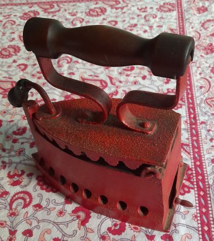 Ferro da stiro in ghisa rosso vintage