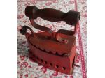 Ferro da stiro in ghisa rosso vintage