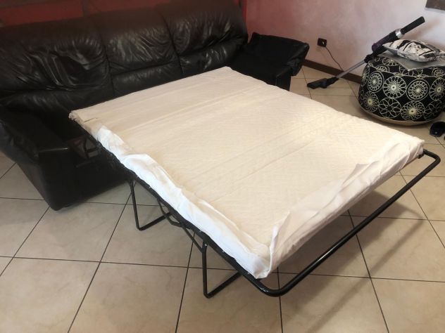 Divano in pelle a 3 posti con letto matrimoniale e letto interno nuovo