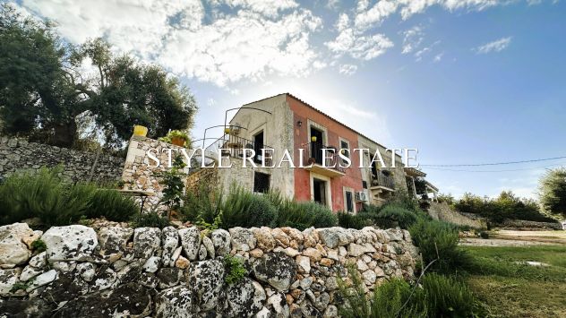 Casa rurale restaurata con terreno in vendita a Siracusa Sicilia