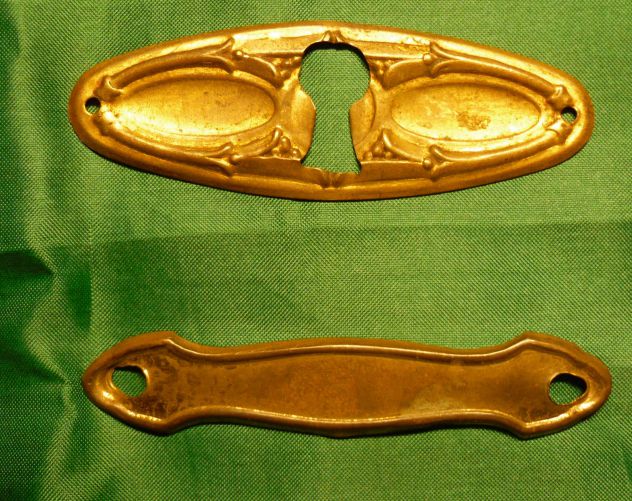 N° 2 PIASTRINE DIVERSE 1 CON BOCCHETTA E L'ALTRA SENZA IN OTTONE -