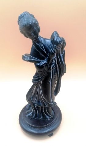 ANTICA SCULTURA DI GEISHA (O KUAN-YIN) IN GIADA VERDE SCURO/ NERA, CINA, 1900.