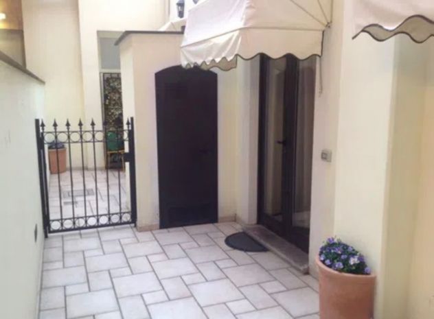 RE DI ROMA MONOLOCALE SU DUE PIANI ARREDATO - Foto 4
