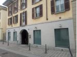 centro storico negozio con due vetrine fronte strada