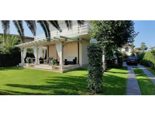 Villa in affitto a Forte dei Marmi 200 mq Rif: 1177686