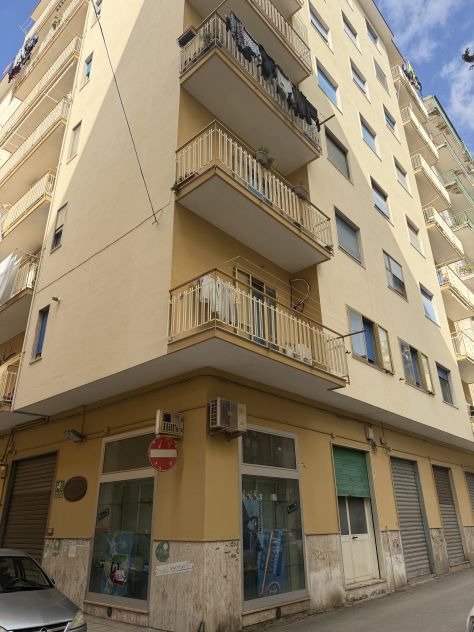 AMPIO APPARTAMENTO RISTRUTTATO A BATTIPAGLIA