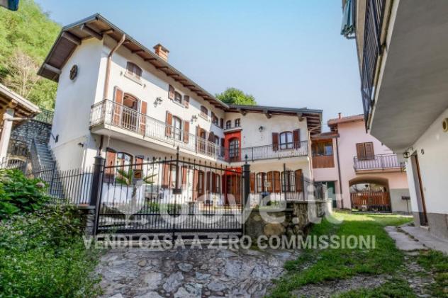 Villa di 339 m² con 5 locali e posto auto in vendita a Cocquio-Trevisago