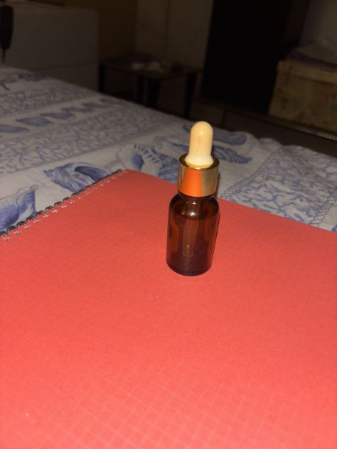 UN PICCOLO BARATTOLO IN VETRO CON TAPPO CON CONTAGOCCE IN VETRO PER OLI E SIERI - Foto 4