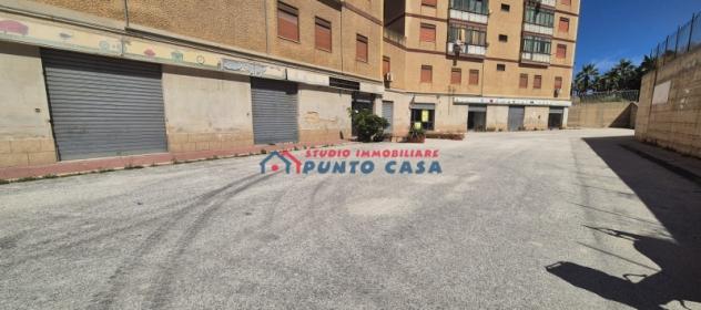 PRESSI VIALE DELLA PROVINCIA – Locale al P.T. di 700mq ca. – 10 vetrine su strada + ampia area esclusiva a parcheggio di 2.200mq ca. Buone condizioni,