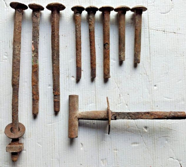 ANTICHE VITI E SUPPORTO BRIGLIA IN FERRO FORGIATI A MANO DI ANTICO CARRETTO 800