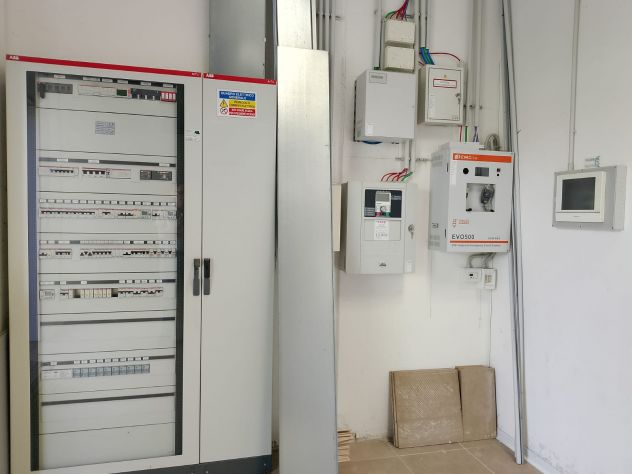 Ampio spazio commerciale con parcheggi privati - Foto 2
