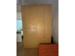 Armadio moderno in legno a parete