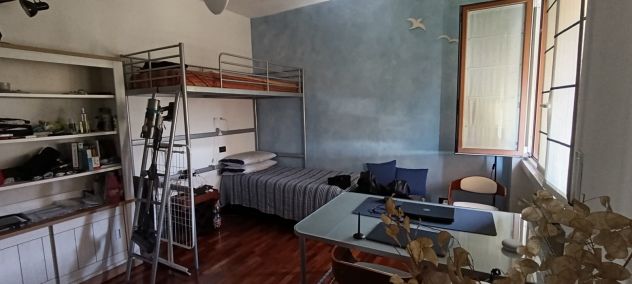 Stanza singola in trilocale con giardino condominiale
