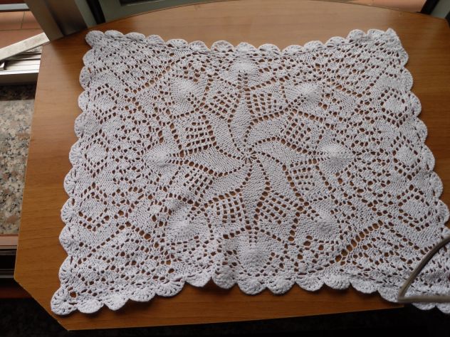 N° 2 CENTRINI DI COLOR BIANCO DI CM.35X26 FATTI A MANO DI COTONE -
