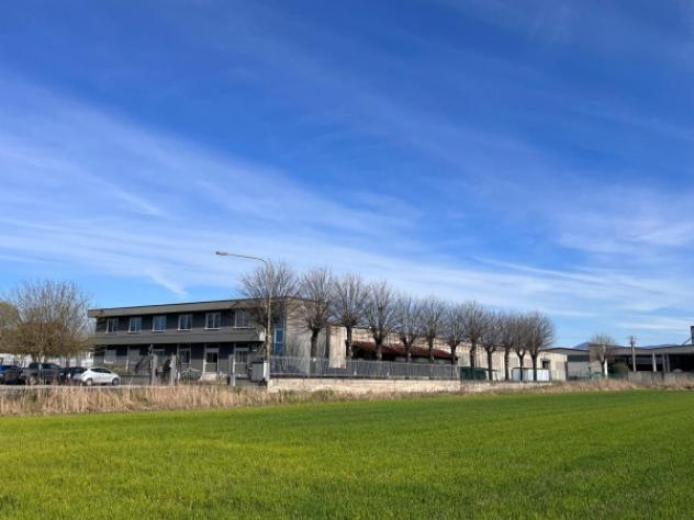 Immobile di 3300 m² con 5 locali in affitto a Torbole Casaglia
